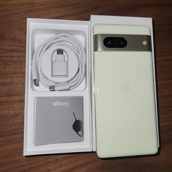 Brand new Google pixel 7 color lemongrass , White, 256 GB unlock - Picture 2 of 4